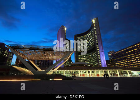 Toronto, Canada. 30 mai 2013. Nouvel hôtel de ville de Toronto avec scène de théâtre récemment ajouté au Nathan Phillips Square. Credit : CharlineXia/Alamy Live News Banque D'Images