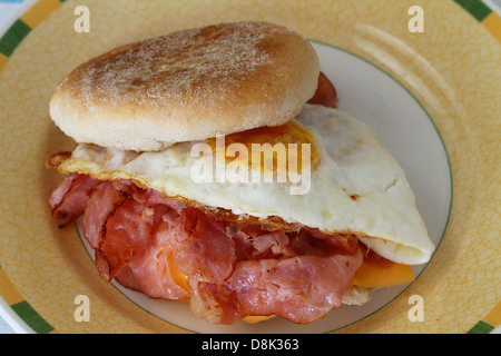 Muffin anglais avec des oeufs au plat et du bacon Banque D'Images