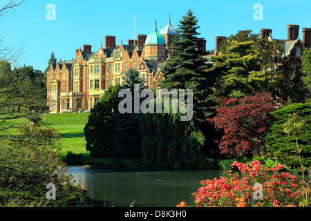 Sandringham House et le lac, Norfolk, country retreat de SM la Reine britannique du 19e siècle, l'architecture victorienne, en Angleterre, Royaume-Uni Banque D'Images