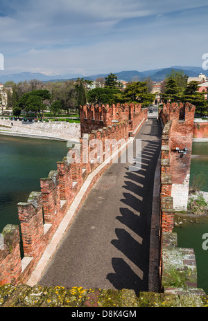 Pont médiéval de Ponte Scaligero à Vérone, Italie, construit au 14e siècle près de Castelvecchio Banque D'Images