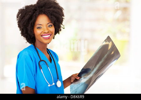 Belle femme african medical worker holding x-ray Banque D'Images