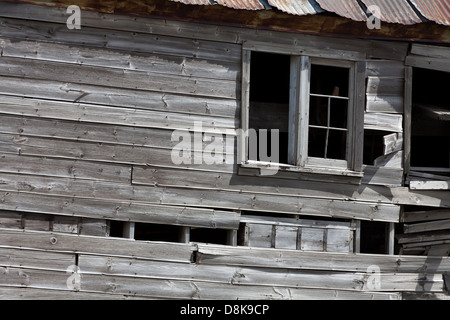 Windows sur un très vieux bâtiment en bois Banque D'Images