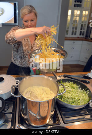 Verena Kleffner cuisiniers dans sa cuisine à Wildeshausen, Allemagne, 17 mai 2013. L'hôtesse s'exécute seulement de Basse-saxe restaurant privé officiel. Photo : CARMEN JASPERSEN Banque D'Images