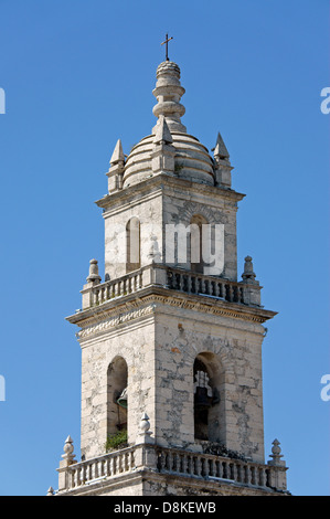 Clocher de la 16e siècle Catedral San Ildefonso cathédrale au centre-ville de Merida, Yucatan, Mexique Banque D'Images