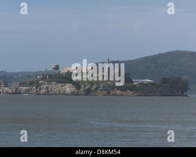Cette image montre l'île d'Alcatraz, située dans la baie de San Francisco. Autrefois une prison notoire, c'est maintenant une destination touristique populaire et un parc national. L'île offre des vues panoramiques et une histoire riche, avec des visites de l'ancienne prison et des jardins. Banque D'Images