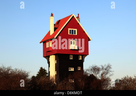 L'ancien château d'eau connue sous le nom de "maison rouge dans les nuages", Aldeburgh village, comté de Suffolk, Angleterre, RU Banque D'Images