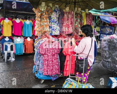 31 mai 2013 - Bangkok, Thaïlande - une femme boutiques de vêtements à Bobae Market à Bangkok. Bobae est un marché de 30 ans, célèbre pour la mode et la vente en gros est maintenant très populaire avec les exportateurs du monde entier. Bobae Tower se trouve à côté du marché et s'annonce comme ayant 1 300 cale sous un même toit et prétend être le plus grand centre de vente en gros en Thaïlande. (Crédit Image : © Jack Kurtz/ZUMAPRESS.com) Banque D'Images