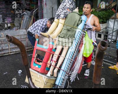 31 mai 2013 - Bangkok, Thaïlande - Un vendeur de larmes sur son stand en Bobae Market à Bangkok. Bobae est un marché de 30 ans, célèbre pour la mode et la vente en gros est maintenant très populaire avec les exportateurs du monde entier. Bobae Tower se trouve à côté du marché et s'annonce comme ayant 1 300 cale sous un même toit et prétend être le plus grand centre de vente en gros en Thaïlande. (Crédit Image : © Jack Kurtz/ZUMAPRESS.com) Banque D'Images