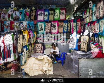 31 mai 2013 - Bangkok, Thaïlande - une femme vend des tee shirts en Bobae Market à Bangkok. Bobae est un marché de 30 ans, célèbre pour la mode et la vente en gros est maintenant très populaire avec les exportateurs du monde entier. Bobae Tower se trouve à côté du marché et s'annonce comme ayant 1 300 cale sous un même toit et prétend être le plus grand centre de vente en gros en Thaïlande. (Crédit Image : © Jack Kurtz/ZUMAPRESS.com) Banque D'Images