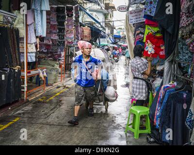 31 mai 2013 - Bangkok, Thaïlande - Un porteur offre des vêtements à une échoppe de marché en Bobae Market à Bangkok. Bobae est un marché de 30 ans, célèbre pour la mode et la vente en gros est maintenant très populaire avec les exportateurs du monde entier. Bobae Tower se trouve à côté du marché et s'annonce comme ayant 1 300 cale sous un même toit et prétend être le plus grand centre de vente en gros en Thaïlande. (Crédit Image : © Jack Kurtz/ZUMAPRESS.com) Banque D'Images