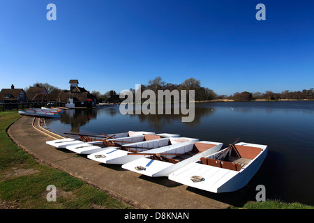 Barques en bois coloré à la location sur le simple lac, Aldeburgh village, comté de Suffolk, Angleterre Banque D'Images