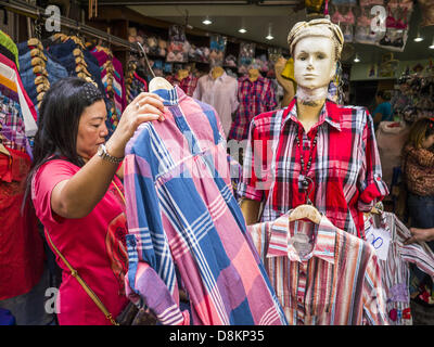 31 mai 2013 - Bangkok, Thaïlande - une femme boutiques pour shirts à Bobae Market à Bangkok. Bobae est un marché de 30 ans, célèbre pour la mode et la vente en gros est maintenant très populaire avec les exportateurs du monde entier. Bobae Tower se trouve à côté du marché et s'annonce comme ayant 1 300 cale sous un même toit et prétend être le plus grand centre de vente en gros en Thaïlande. (Crédit Image : © Jack Kurtz/ZUMAPRESS.com) Banque D'Images