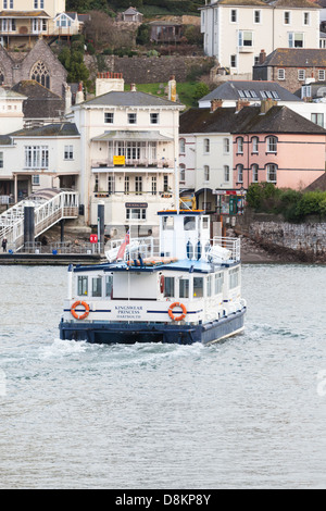 Approche de traversier de passagers le ponton à Kingswear, Devon. Banque D'Images