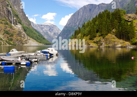Parking bateaux sur Sognefjord, la Norvège. Banque D'Images