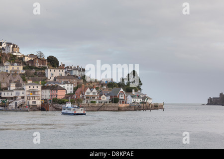 Approche de traversier de passagers le ponton à Kingswear, Devon à l'embouchure de la rivière Dart dans la distance. Banque D'Images