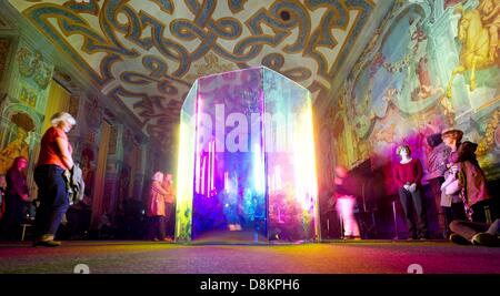 Les visiteurs d'observer une installation lors d'une séance de photos dans une pièce de 'Atlas der Inseln - Utopie' dans la galerie de l'Herrenhaeuser Gaerten à Hambourg, Allemagne, le 30 mai 2013. Art Festival Herrenhausen a lieu pour la quatrième fois, du 01 juin au 22 juin, sous la devise 'Heimat Utopie'. Photo : Sebastian Kahnert Banque D'Images