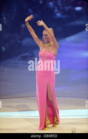 Mannheim, Allemagne, 30 mai 2013. Membre du jury et casting show host Heidi Klum se tient sur scène et encouragements lors de la dernière émission de la télévision allemande model casting show 'Germany's Next Topmodel' au SAP-Arena de Mannheim, Allemagne, 30 mai 2013. Dpa : Crédit photo alliance/Alamy Live News Banque D'Images