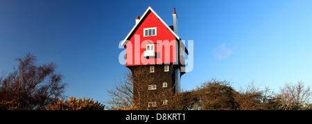 L'ancien château d'eau connue sous le nom de "maison rouge dans les nuages", Aldeburgh village, comté de Suffolk, Angleterre, RU Banque D'Images