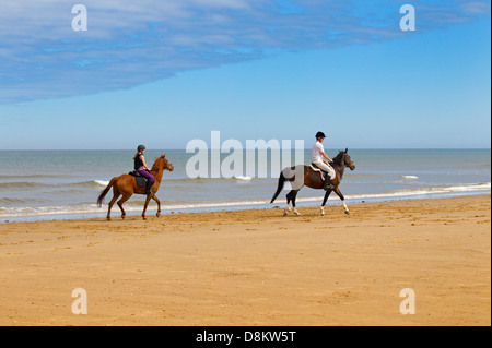 Holkham Beach Norfolk l'équitation sur le sable Banque D'Images