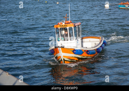 Petit bateau-taxi fonctionnant sur la rivière Dart entre Dartmouth et Kingswear, Devon. Banque D'Images