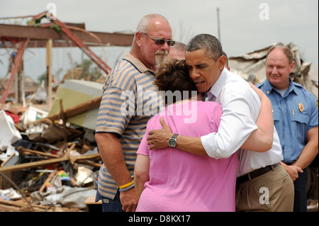 Le président américain Barack Obama épouse Julie Lewis lors d'une visite à l'école élémentaire Plaza Towers détruites par une tornade EF5 26 mai 2013 dans Moore, OK. La famille de Lewis résiste à la tempête dans leur abri dans leur maison à côté de l'école. Banque D'Images