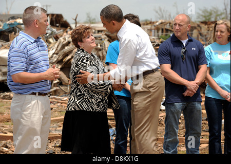 Le président américain Barack Obama grâce Surintendant Susie Pierce lors d'une visite à l'école élémentaire Plaza Towers, lors d'une tournée des zones endommagées par une tornade EF5 26 mai 2013 dans Moore, OK. Banque D'Images