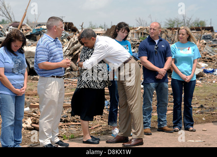 Le président américain Barack Obama hugs Surintendant Susie Pierce lors d'une visite à l'école élémentaire Plaza Towers, lors d'une tournée des zones endommagées par une tornade EF5 26 mai 2013 dans Moore, OK. Banque D'Images