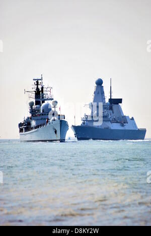 La Royal Navy Destroyer HMS Edinburgh, photo de gauche est escorté dans le port de Portsmouth pour la dernière fois par HMS Defender le 31 mai 2013. Le HMS Edinburgh a été déclassés de la Royal Navy après 30 ans de service. Banque D'Images