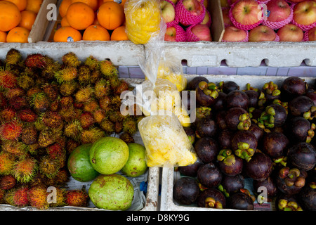 Les étals de fruits dans Cape Town sur l'île de Cebu, Philippines Banque D'Images