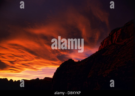 Ciel dramatique au-dessus de Zion National Park vu de Canyon Overlook. Banque D'Images
