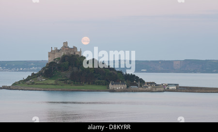 Réglage de pleine lune derrière St Michael's Mount à Cornwall à l'aube Banque D'Images