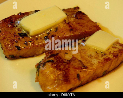 Une image en gros plan de thon mélangé avec du beurre. Cette méthode de préparation simple est souvent utilisée comme pâte à tartiner pour le pain ou les craquelins, combinant la riche saveur du thon avec la texture crémeuse du beurre pour une collation salée ou un composant de repas. Banque D'Images