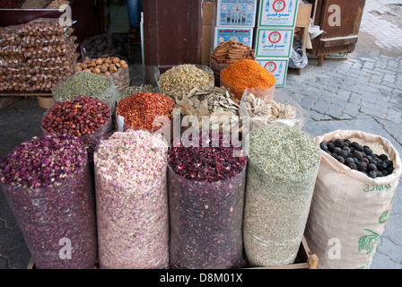 Sacs d'Épices et fines herbes sur l'affichage Souk aux épices iranien Al Ras Dubai Banque D'Images