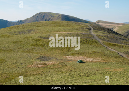 Une tente sur la côte de sable près de Hopegill la tête dans le Lake District Banque D'Images