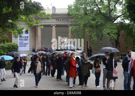 Venise, Italie. 30 mai 2013. Les visiteurs dans la file d'avant de le pavillon français pour la 55e Biennale de Venise 2013 à Venise, Italie, 30 mai 2013. L'Allemagne et la France ont échangé leurs pavillons de les utiliser comme plates-formes d'exposer des artistes internationaux. 'La Biennale di Venezia 2013' s'ouvre le 01 juin 2013. Photo : Felix Hoerhager : dpa Crédit photo alliance/Alamy Live News Banque D'Images