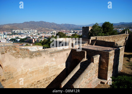 Le château de Gibralfaro (Castillo de Gibralfaro) murs avec vue sur la ville, Malaga, Andalousie, Espagne, Europe de l'Ouest. Banque D'Images