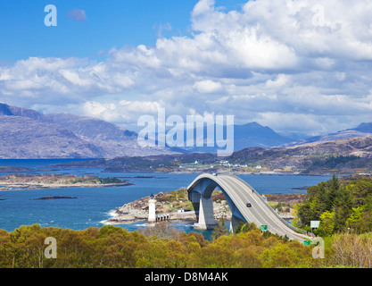 Le pont Skye reliant le continent écossais avec l'île de Skye Highlands et les îles Scotland UK GB Europe Banque D'Images