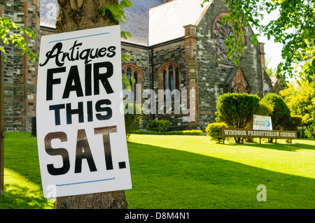 "Salon des Antiquaires ce samedi' affiche à l'extérieur d'une église Banque D'Images