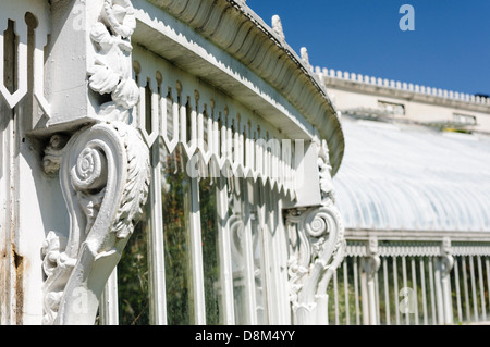 Extérieur de la plus ancienne fer-curviligne, bâtiment en verre de la Palm House dans les jardins botaniques, Belfast Banque D'Images