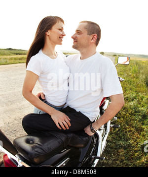 Jeune couple de motards sur la route de campagne Banque D'Images