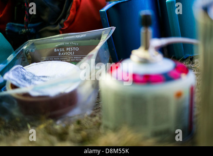 La cuisson des pâtes sur une petite cuisinière en camping sauvage dans une tente. Banque D'Images