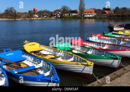 Barques en bois coloré à la location sur le simple lac, Aldeburgh village, comté de Suffolk, Angleterre Banque D'Images