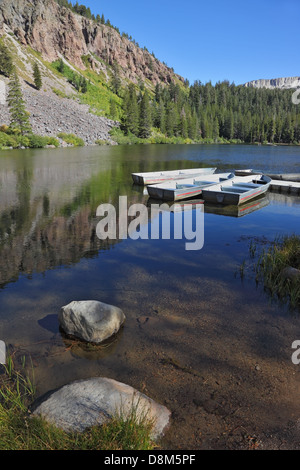 Les petits bateaux sur un lac Banque D'Images