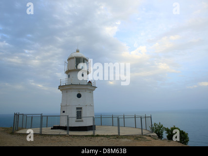 Phare. Le mouvement des nuages sur la montagne Meganom, Crimea, Ukraine Banque D'Images