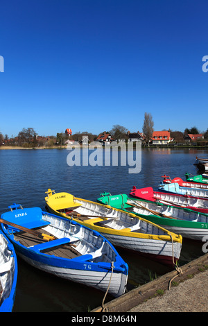 Barques en bois coloré à la location sur le simple lac, Aldeburgh village, comté de Suffolk, Angleterre Banque D'Images