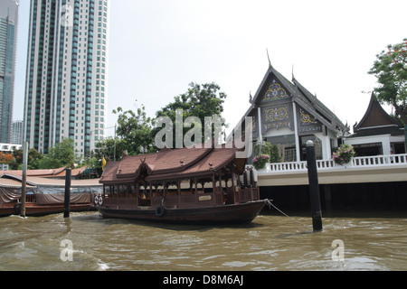 Bateau de l'hôtel Parking gratuit près de l'hôtel Peninsula sur la rivière Chao Paraya , Bangkok , Thaïlande Banque D'Images