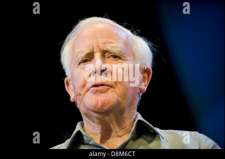 John Le Carre auteur de romans d'espionnage de parler de son travail à Hay Festival 2013 Hay-on-Wye Powys Pays de Galles UK Banque D'Images