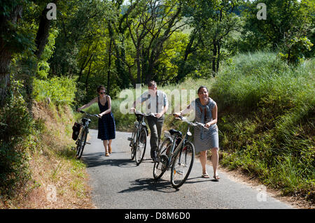 Fontevraud promenade en vélo à Saumur. Vingt kilomètres de vélo à Fontevraud et est arrivé aux portes de Saumur, une petite ville aux portes de la Loire. Dans cette ville sont au-dessus de la qualité de ses vins, les chevaux et les champignons, bien que le château médiéval peut être vu Banque D'Images