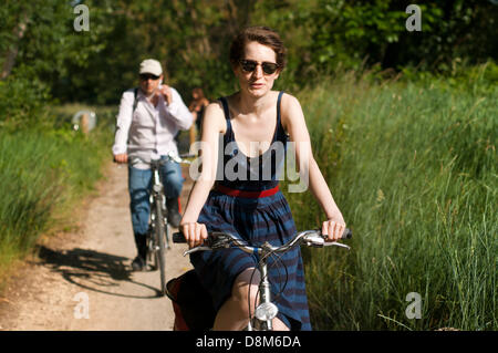 Fontevraud promenade en vélo à Saumur. Vingt kilomètres de vélo à Fontevraud et est arrivé aux portes de Saumur, une petite ville aux portes de la Loire. Dans cette ville sont au-dessus de la qualité de ses vins, les chevaux et les champignons, bien que le château médiéval peut être vu Banque D'Images