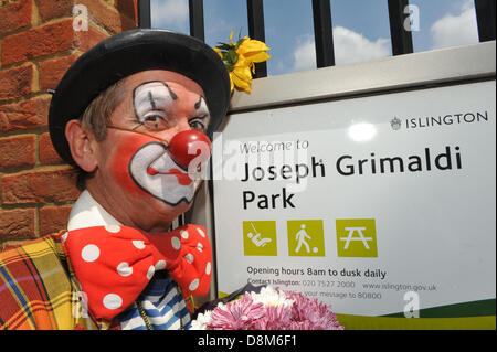 Joseph Grimaldi Park, Pentonville, London, UK. Le 31 mai 2013. Mattie le clown à la Joseph Grimaldi entrée du parc. Jour commémoratif de Joseph Grimaldi, clowns de Grimaldi, le père de clown moderne sur le 176e anniversaire de sa mort Crédit : Matthieu Chattle/Alamy Live News Banque D'Images